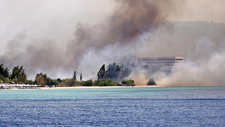 Κάηκαν αποθήκες σπιτιών και του Πόρτο Καρράς στον Ν. Μαρμαρά Χαλκιδικής (PHOTOS+VIDEOS)