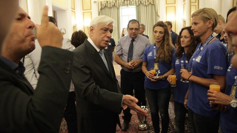 Παυλόπουλος: Τίμησε την πρωταθλήτρια Ευρώπης εθνική ομάδα κωφών γυναικών
