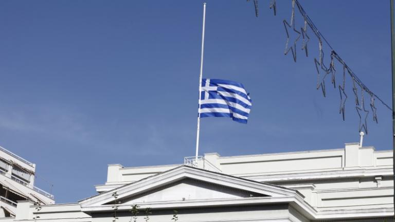Μεσίστια η σημαία στα ελληνικά δημόσια κτίρια για τα θύματα στο Μάντσεστερ