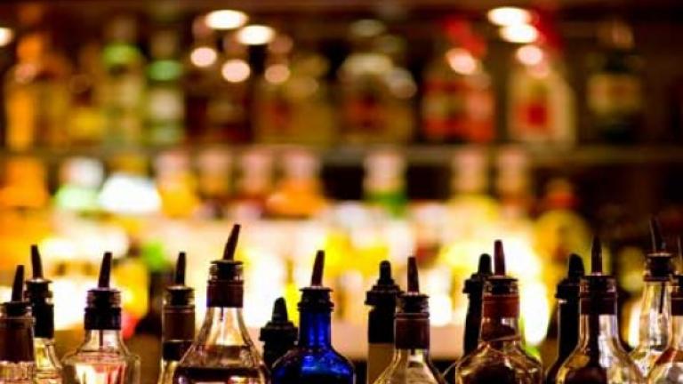 Έφοδοι της Οικονομικής Αστυνομίας σε μπαρ σε Χαλκίδα και Καβάλα για ποτά-“μπόμπες” και “μαύρη εργασία” 