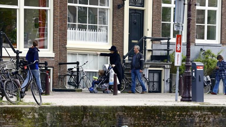 Η Αντέλ και ο γιος της απολαμβάνουν μια βόλτα στο Αμστερνταμ (ΒΙΝΤΕΟ)