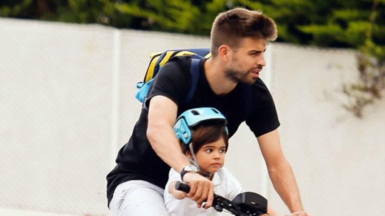 Μπαμπάς και γιος κάνουν ποδήλατο στην Barcelona