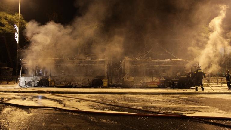 Αντιεξουσιαστές κατέβασαν επιβάτες από 3 τρόλεϊ στο Πολυτεχνείο και τα έκαψαν