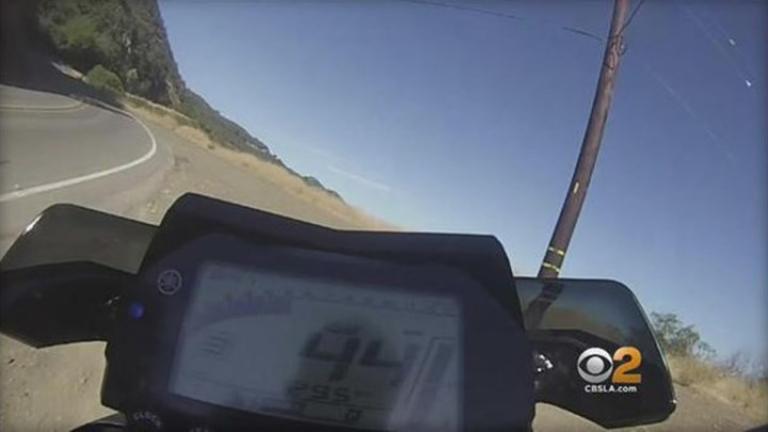 Μοτοσικλετιστής έπεσε σε γκρεμό και η κάμερα στο κράνος του κατέγραψε την πτώση (ΒΙΝΤΕΟ)