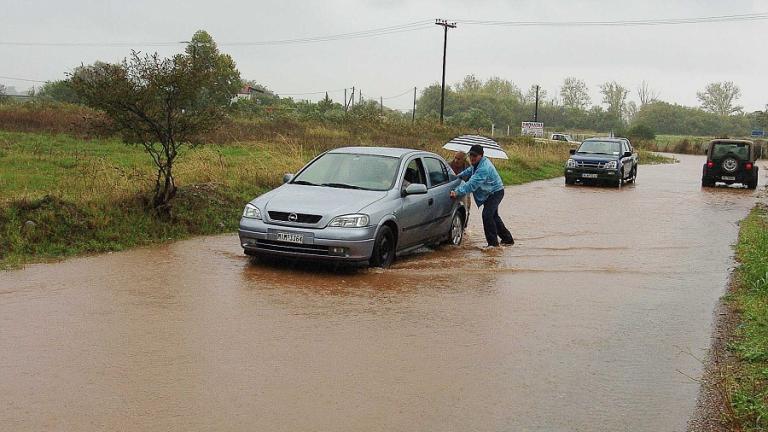 Πλημμύρισαν οι δρόμοι στην Λαμία (ΦΩΤΟ)