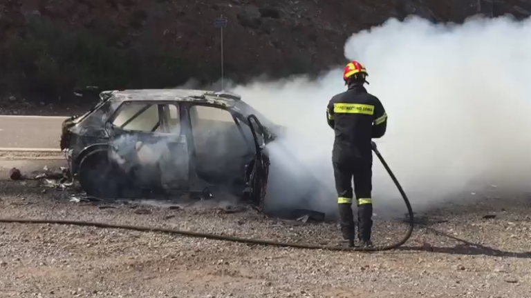 Σε λίγα λεπτά το αυτοκίνητο τυλίχθηκε στις φλόγες και καταστράφηκε ολοσχερώς (BINTEO)