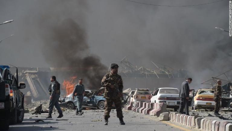 Μακελειό στο Αφγανιστάν: Τουλάχιστον 80 νεκροί και 350 τραυματίες από έκρηξη στην Καμπούλ