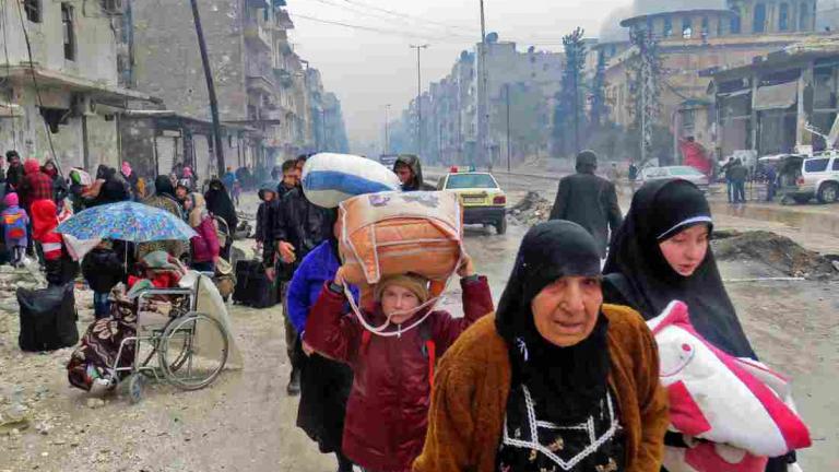 Οι κάτοικοι του Χαλεπιού καίνε τα υπάρχοντά τους λίγο πριν την εκκένωση