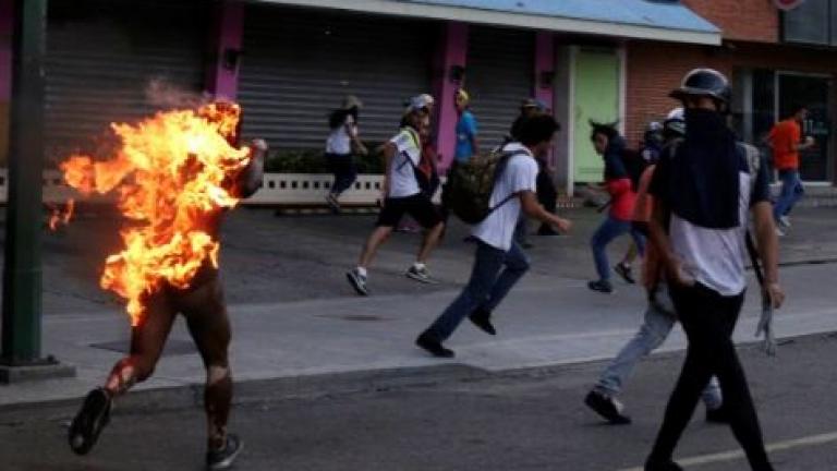Βενεζουέλα: Πήραν το νόμο στα χέρια τους και τον πυρπόλησαν (ΠΡΟΣΟΧΗ-ΣΚΛΗΡΕΣ ΕΙΚΟΝΕΣ)