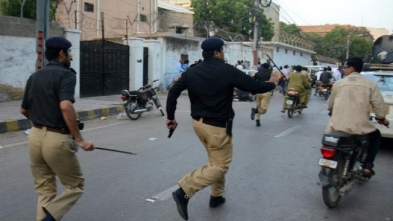 Διαδηλωτές εισέβαλαν σε τηλεοπτικό σταθμό στο Πακιστάν-Νεκρός και τραυματίες
