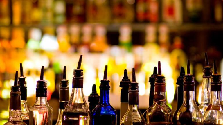 Μπαράζ εφόδων της Οικονομικής Αστυνομίας σε μπαρ για ποτά - “μπόμπες”