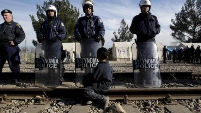 Δυνάμεις των ΜΑΤ ''σπάνε'' την κατάληψη των προσφύγων στις γραμμές του τρένου