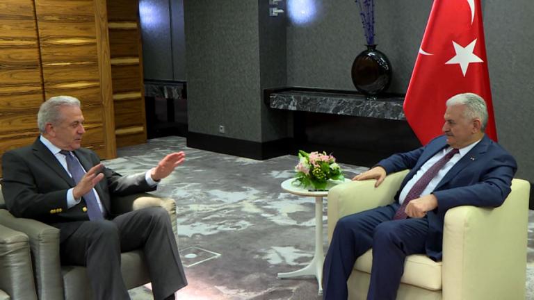 Συνάντηση Δ. Αβραμόπουλου, με τον πρωθυπουργό της Τουρκίας στο περιθώριο της διάσκεψης του Μονάχου