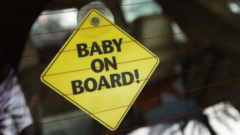 Απίστευτο! Στη Μυτιλήνη γονείς καβάλα σε μηχανάκι με το νεογέννητο στο καλάθι (ΦΩΤΟ)