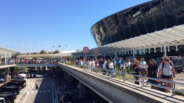 Εκκενώνεται τερματικός σταθμός αεροδρομίου στην Νίκαια - Βρέθηκε ύποπτο πακέτο (ΒΙΝΤΕΟ)