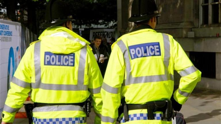 Έκρηξη στο Μάντσεστερ: Ένοπλοι αστυνομικοί θα περιπολούν για πρώτα φορά σε τρένα σε όλη την Βρετανία