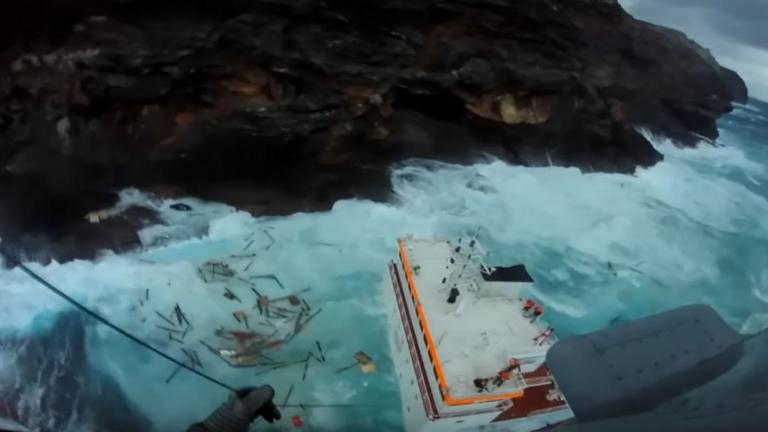 Συγκλονιστικό βίντεο: Η διάσωση των ναυτικών στην Άνδρο