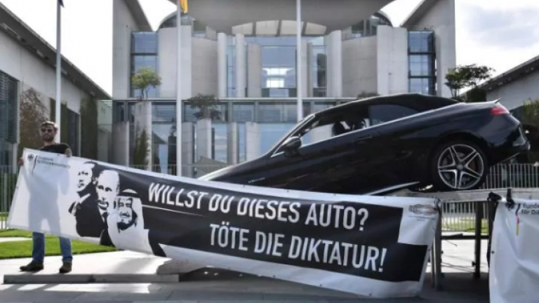 Οργή Ερντογάν για πανό στο Βερολίνο: «Θέλετε να κερδίσετε αυτό το αυτοκίνητο; Σκοτώστε τον δικτάτορα»