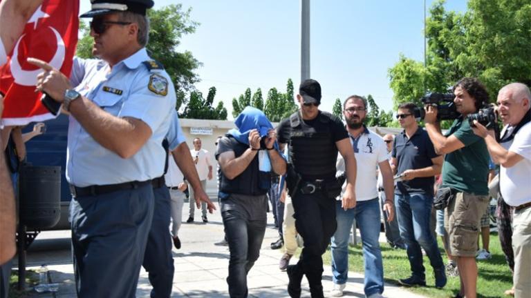Έξι Τούρκοι δικηγόροι αυτόκλητοι μάρτυρες κατηγορίας στη δίκη των οκτώ Τούρκων στρατιωτικών