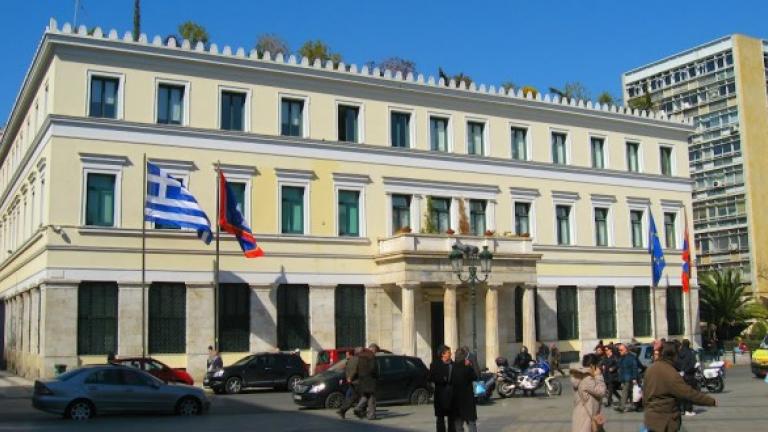 Στα χρώματα της τουρκικής σημαίας το Δημαρχείο της Αθήνας