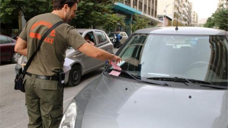 Επιστρέφει πινακίδες η Δημοτική Αστυνομία της Αθήνας