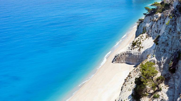 Η ελληνική παραλία που είναι κορυφαία στον κόσμο για τα νερά της (ΦΩΤΟ)