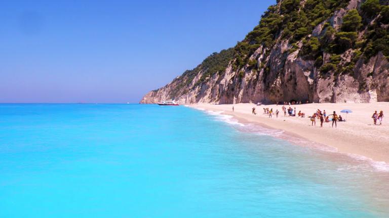 Αυτή είναι η ελληνική παραλία με τα πιο γαλάζια νερά στον κόσμο