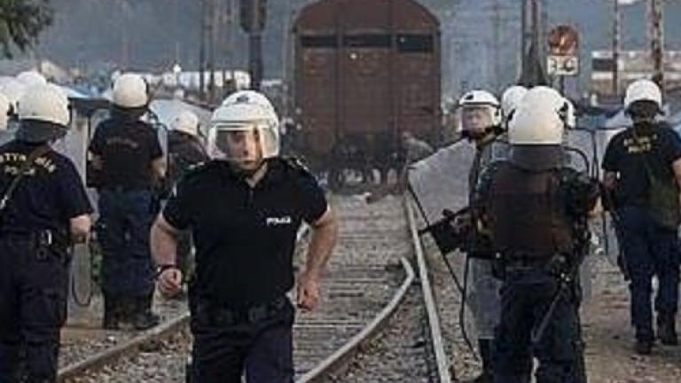 Σοβαρά επεισόδια στην Ειδομένη-Μετανάστες έσπρωξαν βαγόνι τρένου προς τους αστυνομικούς