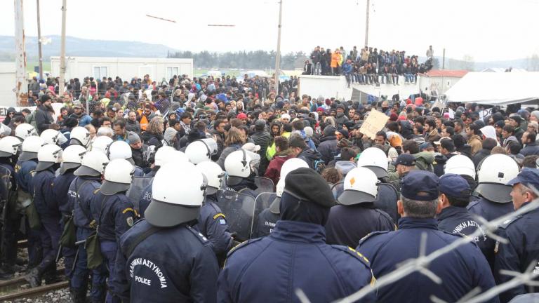 Πετροπόλεμος μεταξύ προσφύγων στην Ειδομένη