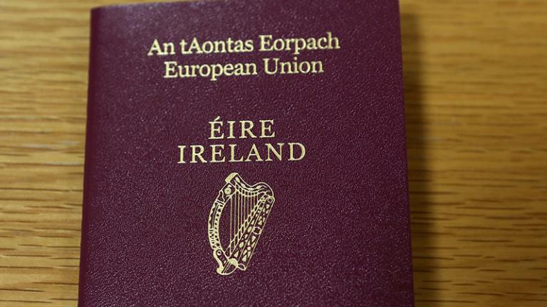 Πανικός στη Βρετανία – Τρέχουν να βγάλουν Ιρλανδικά διαβατήρια 