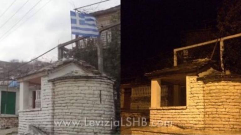 Αφού κατέβασαν και έσκισαν την ελληνική σημαία, στη συνέχεια ανέβασαν φωτογραφίες στο facebook