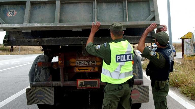 Εντοπίστηκαν 26 παράνομοι μετανάστες και πρόσφυγες σε κρύπτη φορτηγού