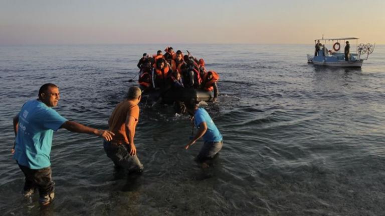  Επιχείρηση διάσωσης προσφύγων που παρασύρθηκαν από τα κύματα στη Λέσβο
