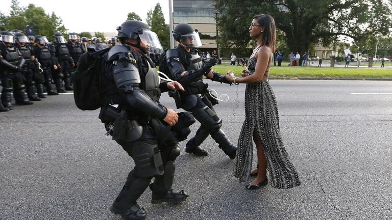 Η γυναίκα σύμβολο των διαδηλώσεων στη Λουζιάνα ενάντια στην αστυνομική βία