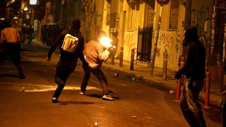 Εξάρχεια: Νέα βραδιά επεισοδίων με μολότοφ και πέτρες κατά αστυνομικών
