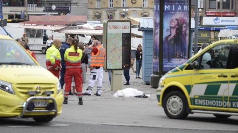 Ένας άνθρωπος σκοτώθηκε και τουλάχιστον 8 άλλοι τραυματίστηκαν από επίθεση με μαχαίρια-Οι δράστες σύμφωνα με μαρτυρίες φώναζαν  «Αλλάχου Άκμπαρ» (ΦΩΤΟ)