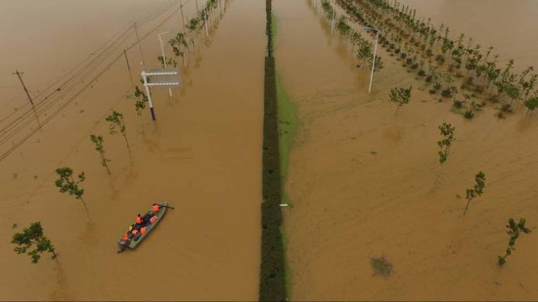 Εκατοντάδες οι νεκροί και οι αγνοούμενοι από τις πλημμύρες στην Κίνα