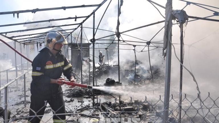 Φωτιά σε καταυλισμό προσφύγων στη Χίο (ΒΙΝΤΕΟ)