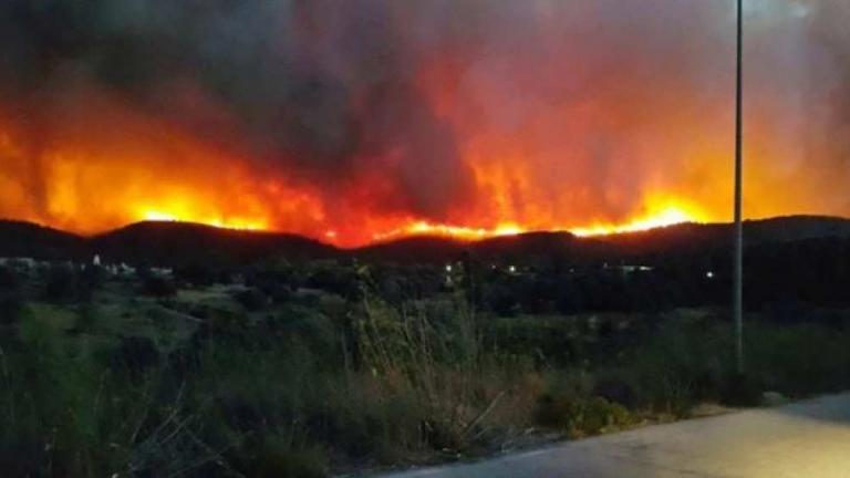Προσπάθειες να ελεγχθεί η πυρκαγιά στη Χίο πριν βραδιάσει