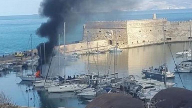  Στις φλόγες σκάφος στο Ενετικό Λιμάνι του Ηρακλείου 