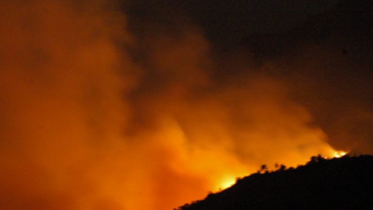 Μαίνεται η πυρκαγιά στα Φαλάσαρνα-Δεν απειλούνται πλέον σπίτια