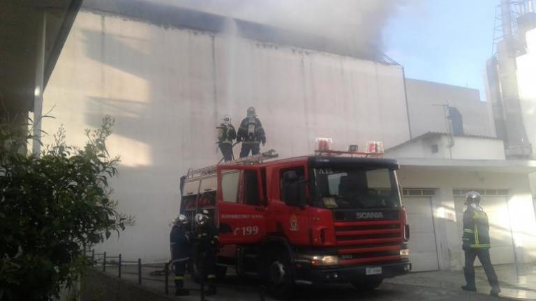 Υπό έλεγχο η πυρκαγιά σε εμπορικό κέντρο στο Χαλάνδρι