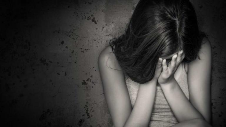 Ανήλικη έπεφτε θύμα βιασμού από τον αδερφό της και κακομεταχείρισης από την αλκοολική μητέρα της!