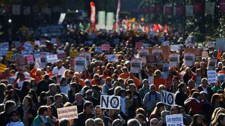 «Πορεία αξιοπρέπειας» στην Ισπανία - Δεκάδες χιλιάδες πολίτες στους δρόμους! (ΦΩΤΟ)