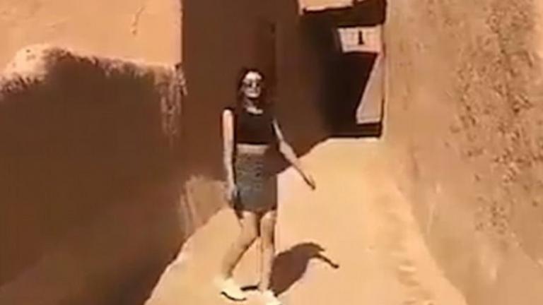 Σαουδική Αραβία: Αφέθηκε ελεύθερη η νεαρή που εικονίζεται σε βίντεο να κυκλοφορεί με μίνι φούστα