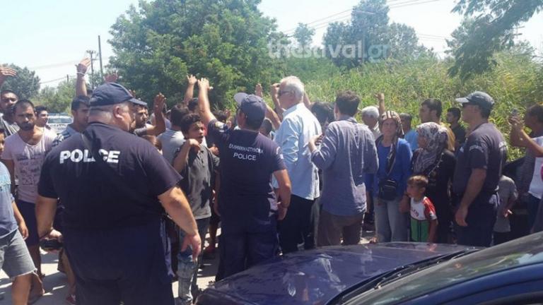 Μετανάστες περικύκλωσαν το αυτοκίνητο της Αντωνοπούλου στη Σίνδο