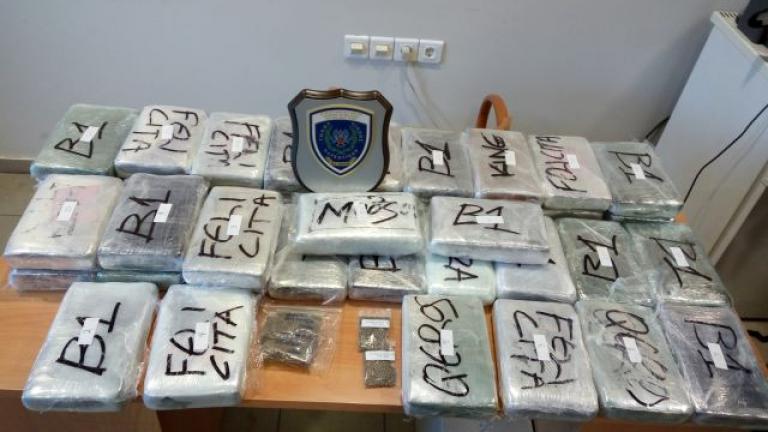 Πάνω από 43 κιλά κοκαΐνης κατασχέθηκαν σε φορτηγό που την μετέφερε από την Ιταλία στην Ελλάδα (ΦΩΤΟ)