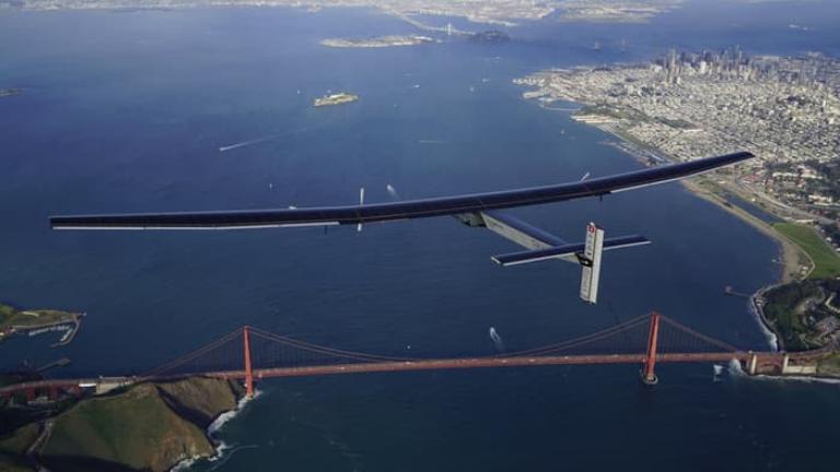 Το ηλιακό αεροσκάφος Solar Impulse 2 απογειώθηκε με προορισμό τη Νέα Υόρκη