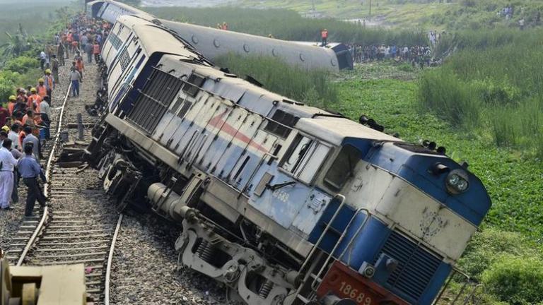 Τουλάχιστον 91 νεκροί από εκτροχιασμό τρένου στην Ινδία!