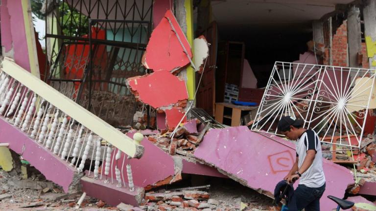 Εκατοντάδες οι νεκροί, χιλιάδες οι τραυματίες από τον ισχυρό σεισμό στον Ισημερινό